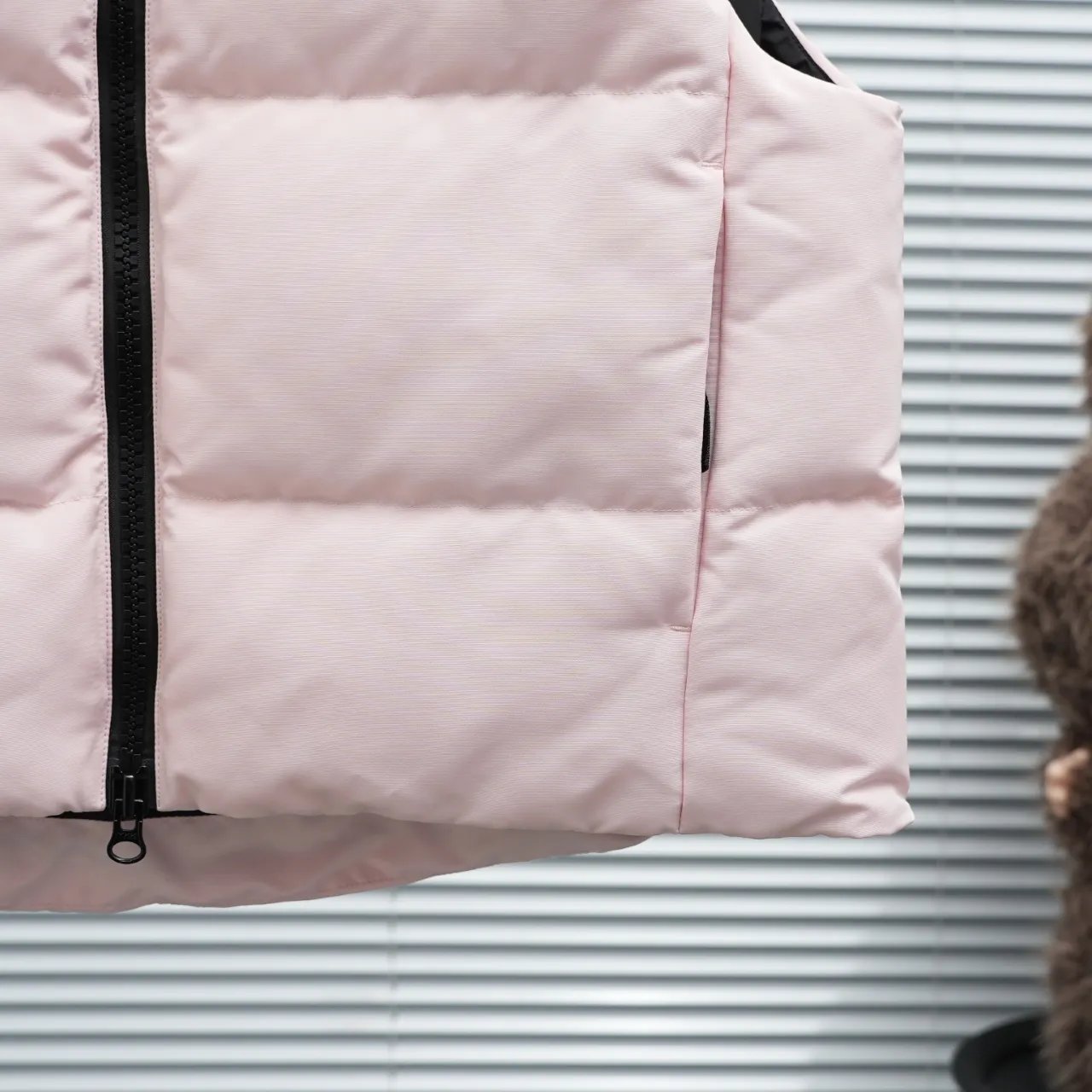 P600 2267WB Grandview black label women's short vest. Constructed from Arctic Tech recycled fabric®, it features a cinchable hem for sleek styling and storage. Color: Pink Size: XS S M L XL
